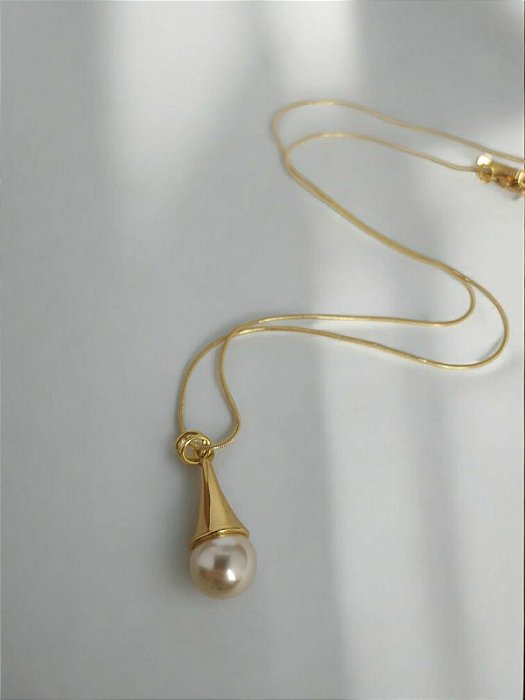 Colar Longo Dourado com Detalhe Pérola