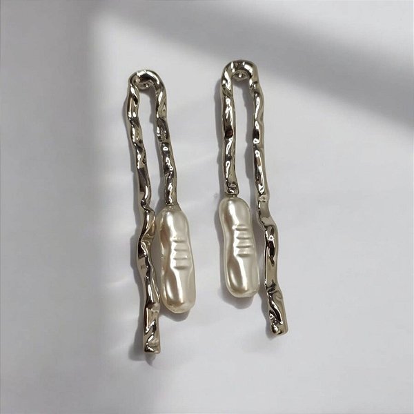 Brinco Alongado Martelado com Pedra Barroca