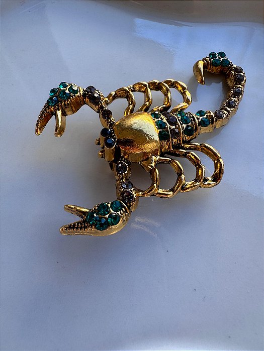 Broche Escorpião Dourado