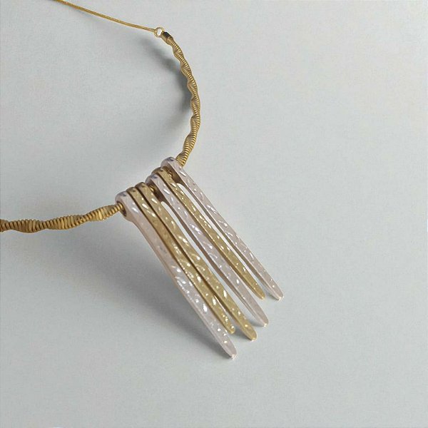 Colar Choker Torcida com Pingentes Miz de Banhos