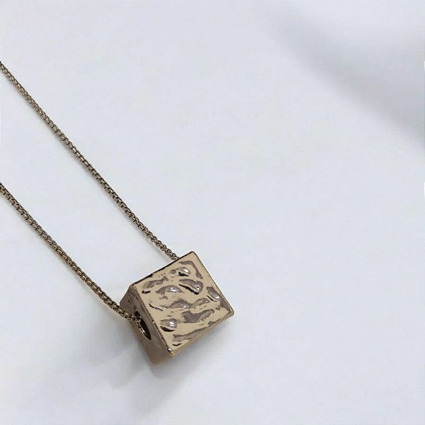 Colar Longo Pingente de Cubo Martelado