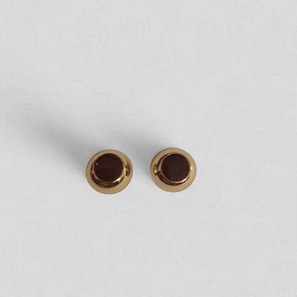 Brinco com Detalhe Marrom Acetinado