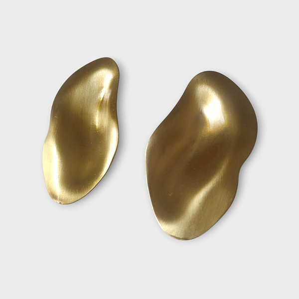 Brinco Dourado Escovado Fluido