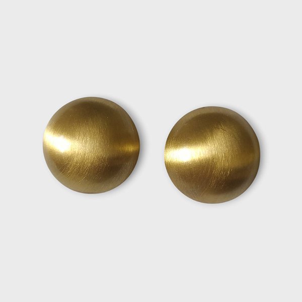 Brinco Meia Esfera Dourada Escovada