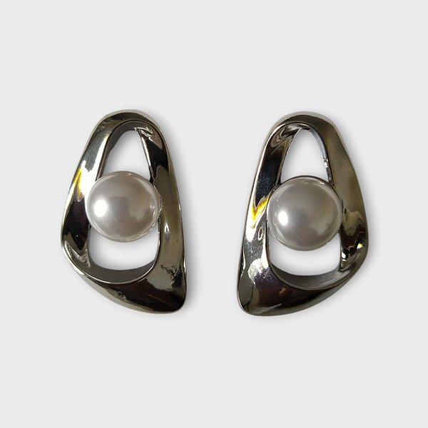 Brinco Fluido Vazado com Pérola Central