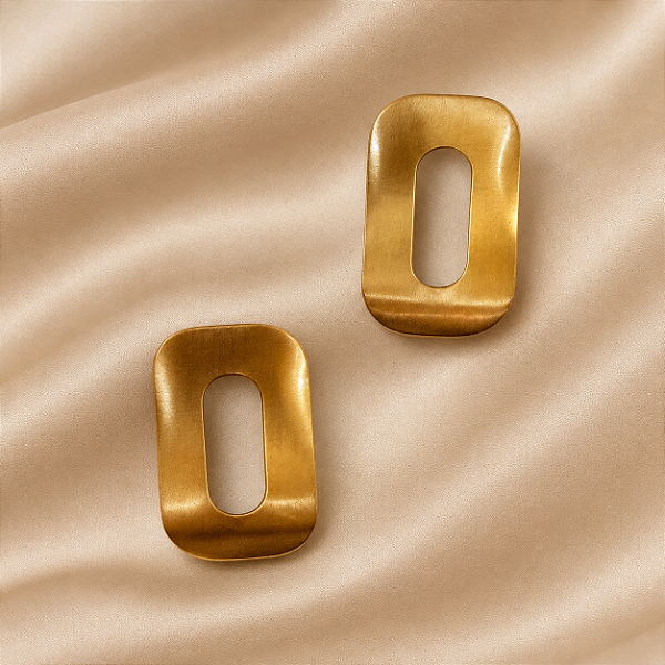 Brinco Retangular Dourado Vazado
