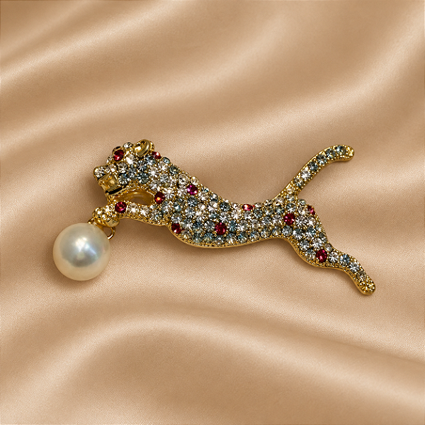 Broche Onça Cravejada com Detalhes Rosa
