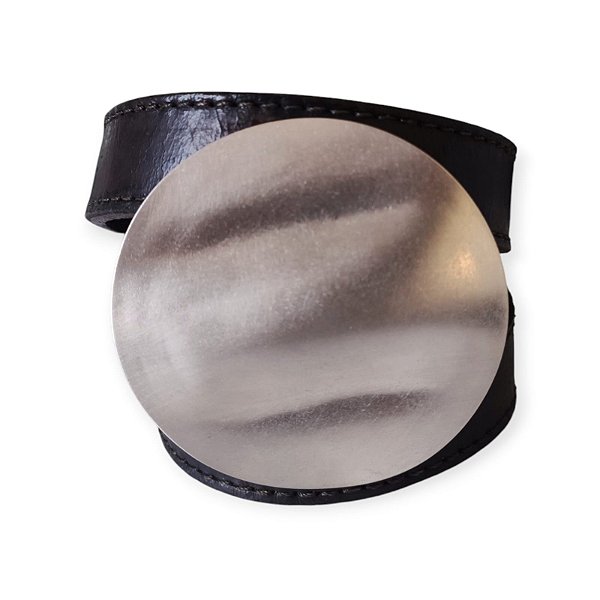 Bracelete de Couro com Pingente de Metal Amassado