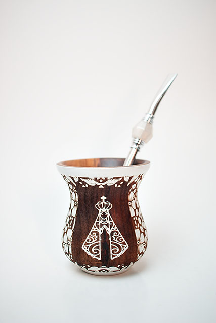Kit Chimarrão - Cuia de madeira Branca Nossa Senhora Aparecida Floral c/ Bomba Inox