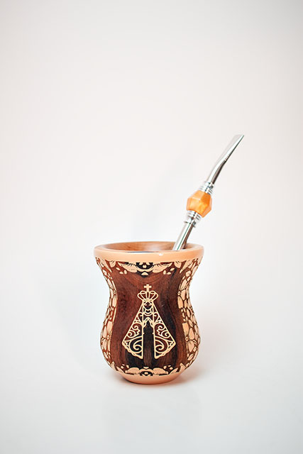Kit Chimarrão - Cuia de madeira Nossa Senhora Aparecida Floral c/ Bomba Inox