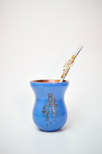 Kit Chimarrão - Cuia de madeira azul, gravada N. Senhora Aparecida e bomba de Miçangas