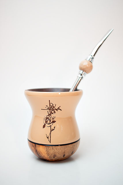 Kit Chimarrão - Cuia de madeira Nude, c/ cruz de rosas e bomba inox