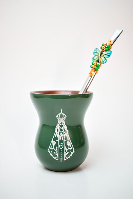Kit Chimarrão - Cuia madeira verde N.S. Aparecida c/ bomba inox de miçangas