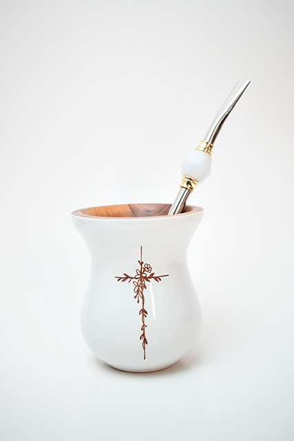 Kit chimarrão - Cuia de madeira branca, gravada com Cruz e bomba Inox