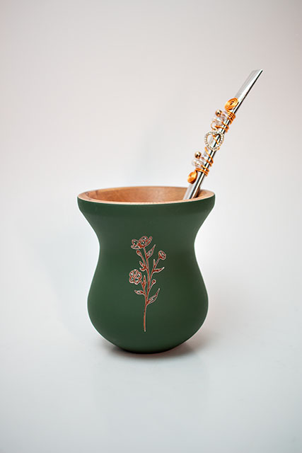 Kit Chimarrão - Cuia de madeira verde fosca, com flor e bomba de miçanga