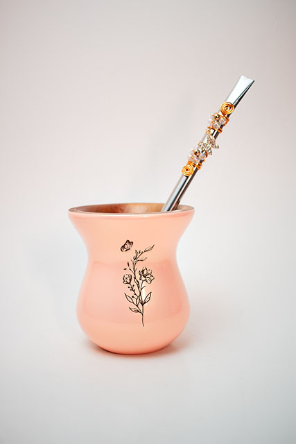 Kit Chimarrão - Cuia salmão perolada, com flores e folhas e bomba inox de miçangas