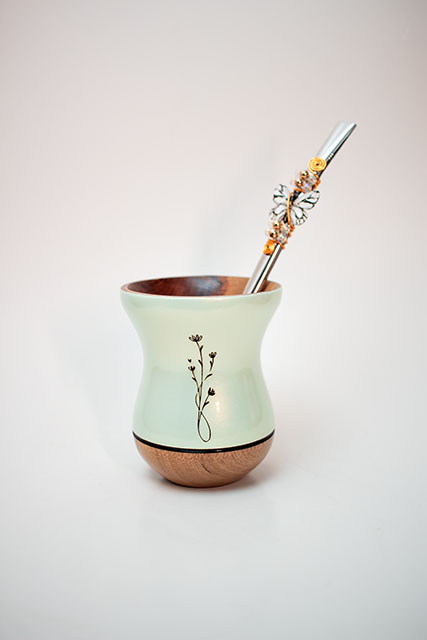 Kit Chimarrão - Cuia de madeira verde água perolada, c/ flores e bomba Inox Borboleta