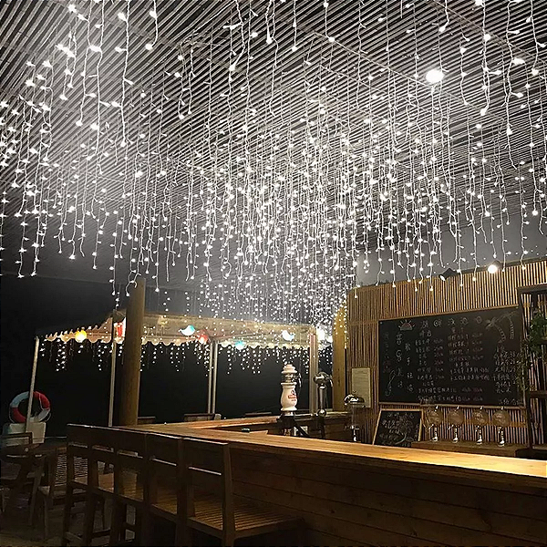 Cascata com 400 LEDs Branco frio 8 funções tomada macho e fêmea 10 metros 127V.