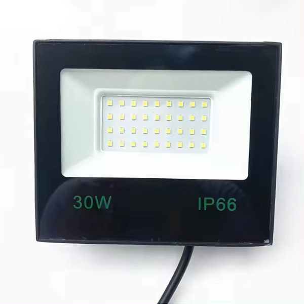 Refletor LED compacto 30W preto SMD 6500K branco frio IP66 bivolt.