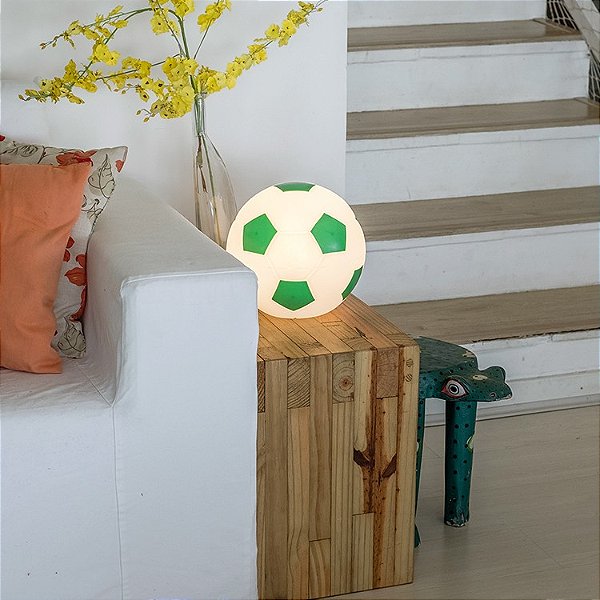 Luminária Bola de Futebol Ø25,5x24cm Polietileno Branco e Verde.