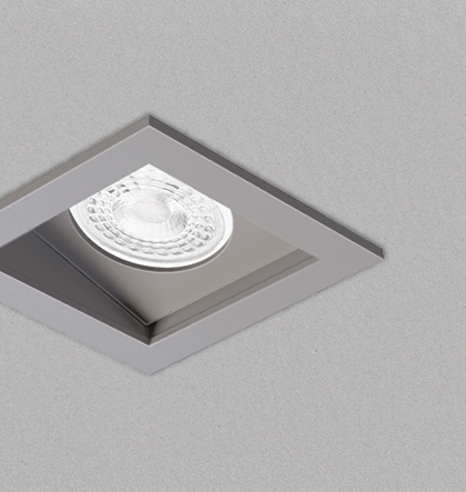 Spot de Embutir Laini Quadrado Facho Orientável Dicroica PAR16 8,6x8,6x8,2cm Alumínio Prata Acetinado.