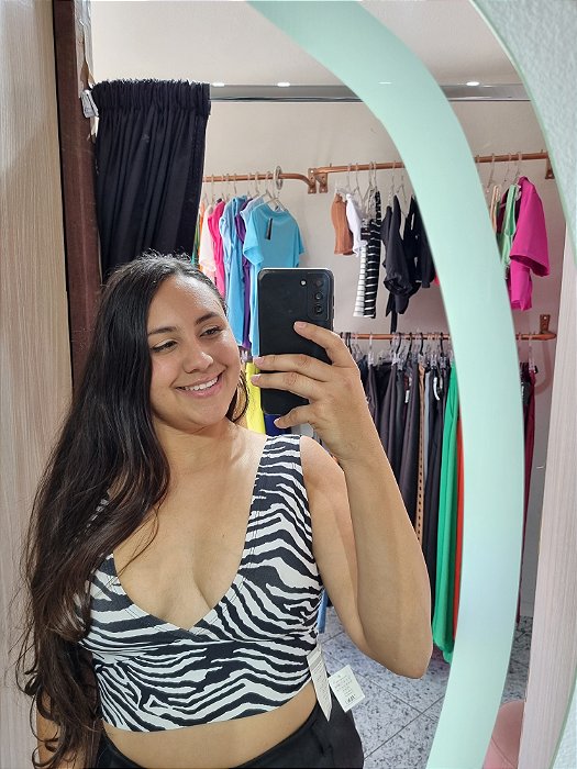 Cropped em V