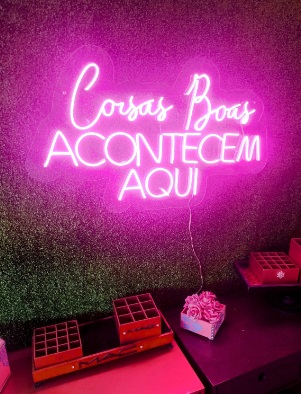 Letreiro Luminoso Painel Neon Coisas boas Acontecem Aqui 50x70 - Rei do Neon