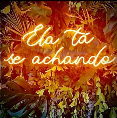 Letreiro Luminoso Painel Neon Ela ta se achando 30 x 70