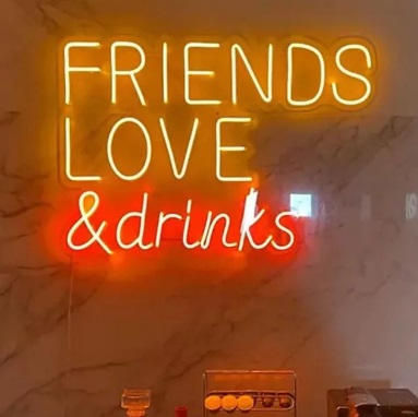 Letreiro Luminoso Painel Neon Friends Love e Drinks 50 x 70