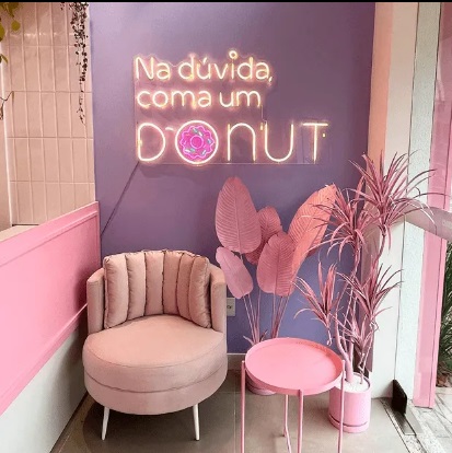 Letreiro Luminoso Painel Neon Na duvida coma um Dunut 52x90