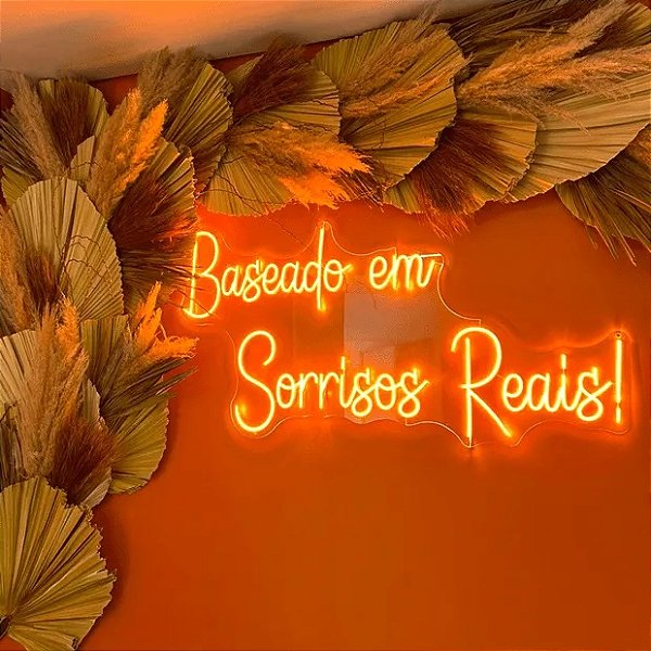 Letreiro Luminoso Painel Neon Baseado em Sorrisos Reais 50x100 Rei do neon