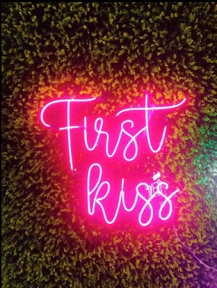 Letreiro Luminoso Painel Neon First Kiss 70x65 Rei do Neon