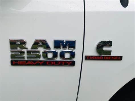 Emblema - Ram 2500 - Cromado/vermelho - par