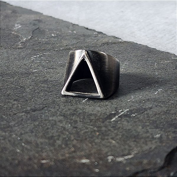 Anel Sparta com Design Triangular