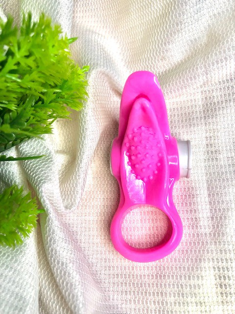 ANEL PENIANO COM VIBRADOR E DETALHE ESTRELADO