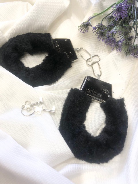 ALGEMA REVESTIDA COM PELÚCIA PRETA