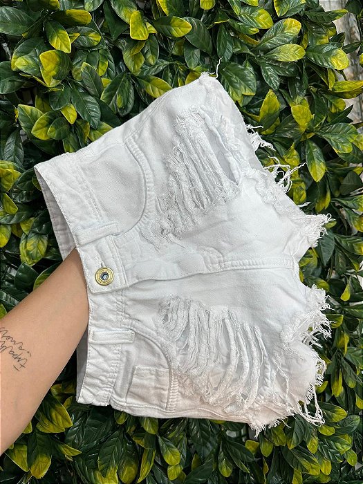 Short Jeans Feminino Destroyed Branco Com Barra Desfiada