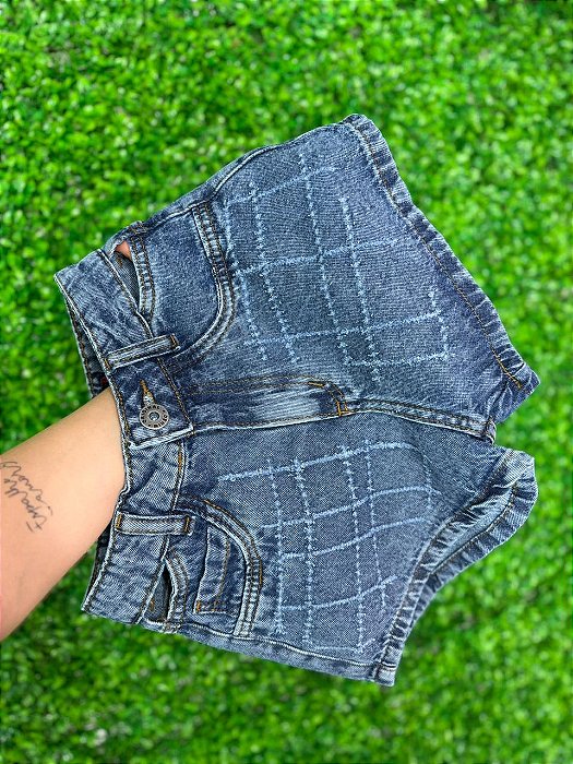 Short Jeans Feminino Com Vazado Na Cintura E Com Detalhes Na Lavagem- Sem Elastano