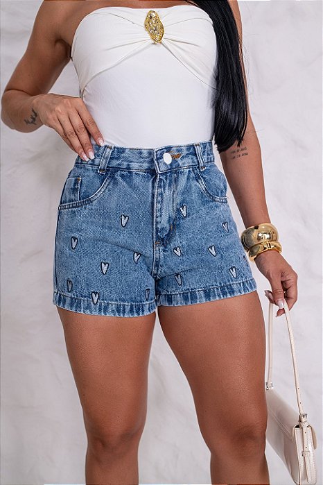 Short Jeans Com Bordados De Corações Brancos E Barrinha Costurada