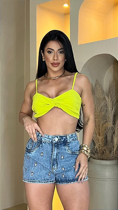Short Jeans Com Bordados De Corações Brancos E Barrinha Costurada