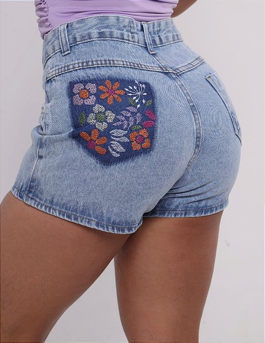 Short Jeans Claro Marmorizado Com Detalhes Bordados No Bolso Traseiro