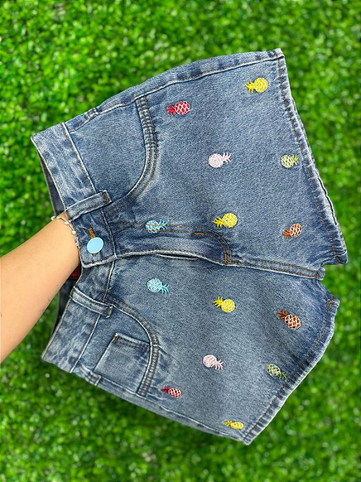 Short Jeans Bordado de Abacaxi Cintura Alta com Barra – 100% Algodão