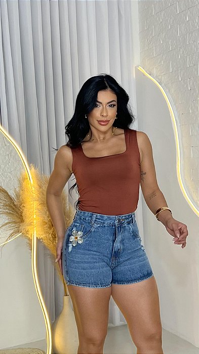 Short Jeans Feminino MOM com Detalhe de Flor Bordada Cós Alto e Lavagem Marmorizada | Sem Elastano