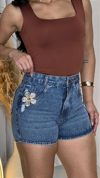 Short Jeans Feminino MOM com Detalhe de Flor Bordada Cós Alto e Lavagem Marmorizada | Sem Elastano
