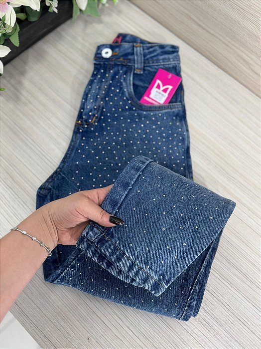 Calça Jeans Feminina Cintura Alta MOM com Aplicação de Strass – Lavagem Escura | Sem Elastano