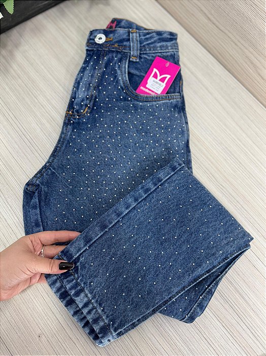 Calça Jeans Feminina Cintura Alta MOM com Aplicação de Strass – Lavagem Escura | Sem Elastano