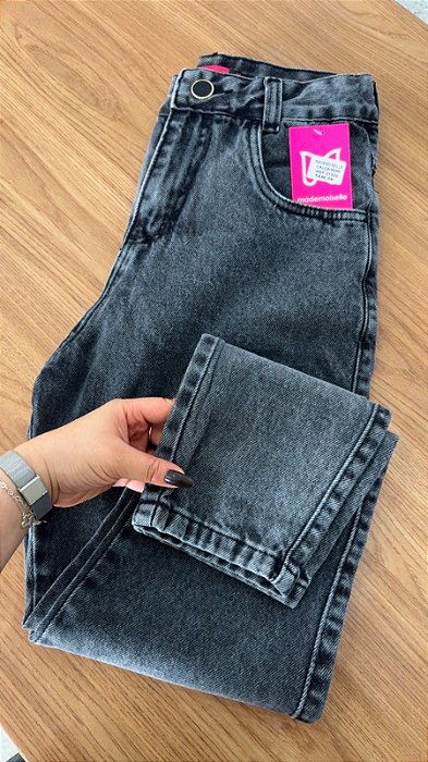Calça Jeans MOM Cintura Alta Básica Lisa Lavagem Preta Estonada | Sem Elastano