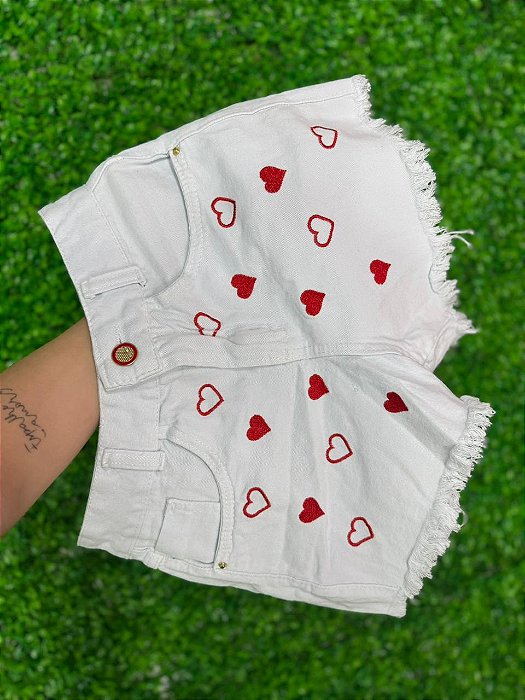 Short Jeans Feminino Branco Cintura Alta Desfiado Com Bordado Corações Vermelhos- Sem Elastano