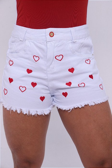 Short Jeans Feminino Branco Cintura Alta Desfiado Com Bordado Corações Vermelhos- Sem Elastano