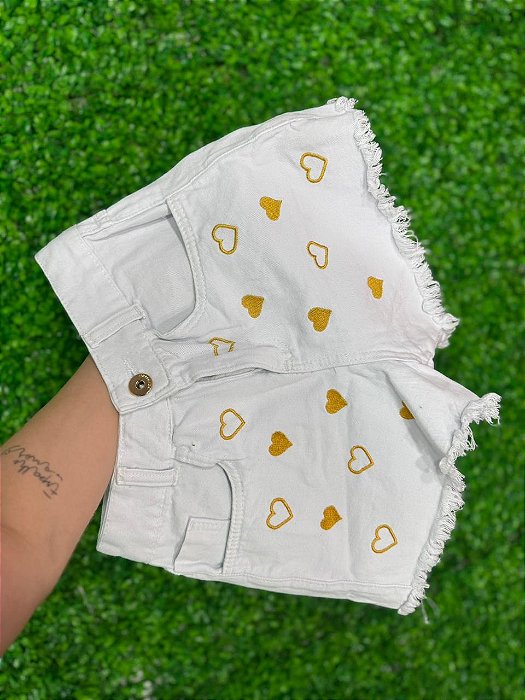 Short Jeans Feminino Branco Cintura Alta Desfiado Com Bordado Corações Dourados - Sem Elastano